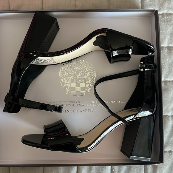 VINCE CAMUTO block heels. Size 7 - Picture 7 of 7